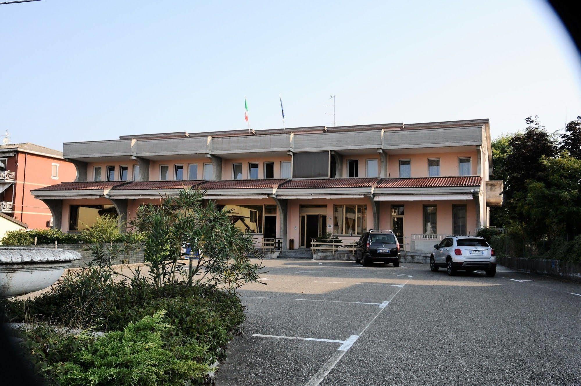 Hotel Route 9 Cadeo Ngoại thất bức ảnh