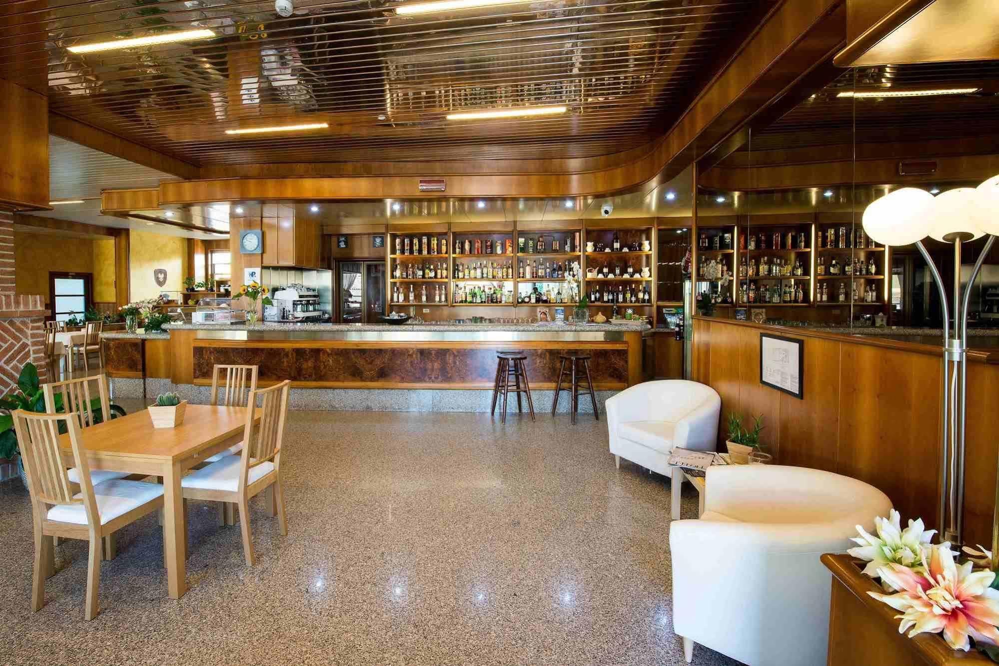 Hotel Route 9 Cadeo Ngoại thất bức ảnh