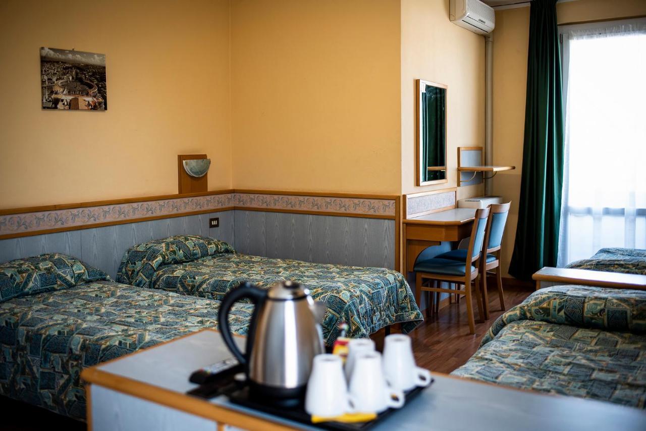Hotel Route 9 Cadeo Ngoại thất bức ảnh